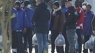 مهاجرون وصلوا إلى ألبانيا على متن سفينة إيطالية بعد قرار روما استئناف عمليات الترحيل بتاريخ 28 يناير 2025