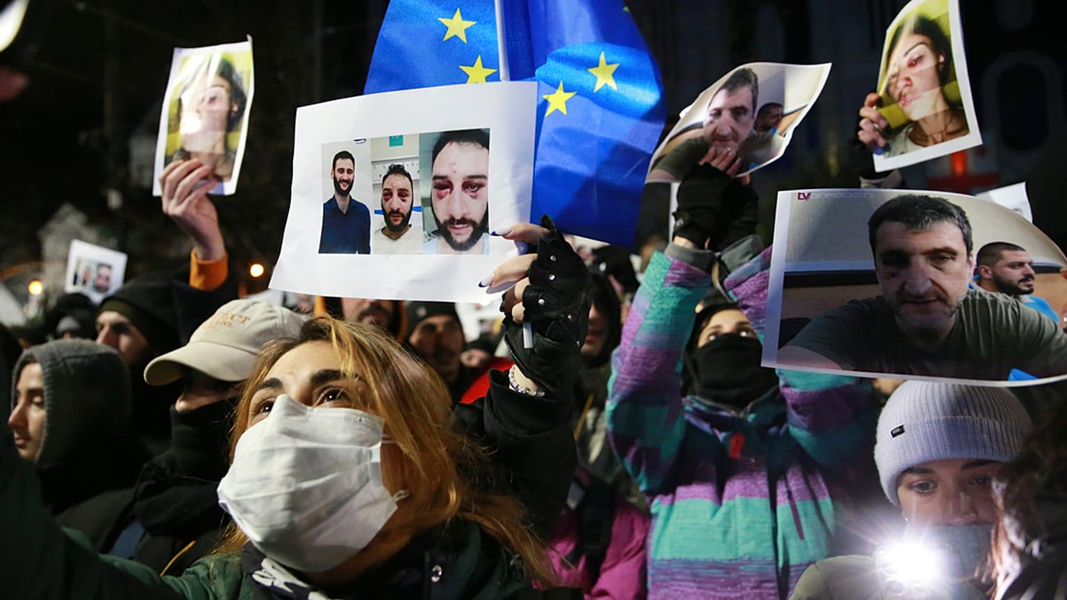 emonstranci biorą udział w antyrządowej manifestacji przed budynkiem Parlamentu w Tbilisi.