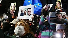 emonstranci biorą udział w antyrządowej manifestacji przed budynkiem Parlamentu w Tbilisi.