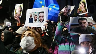emonstranci biorą udział w antyrządowej manifestacji przed budynkiem Parlamentu w Tbilisi.