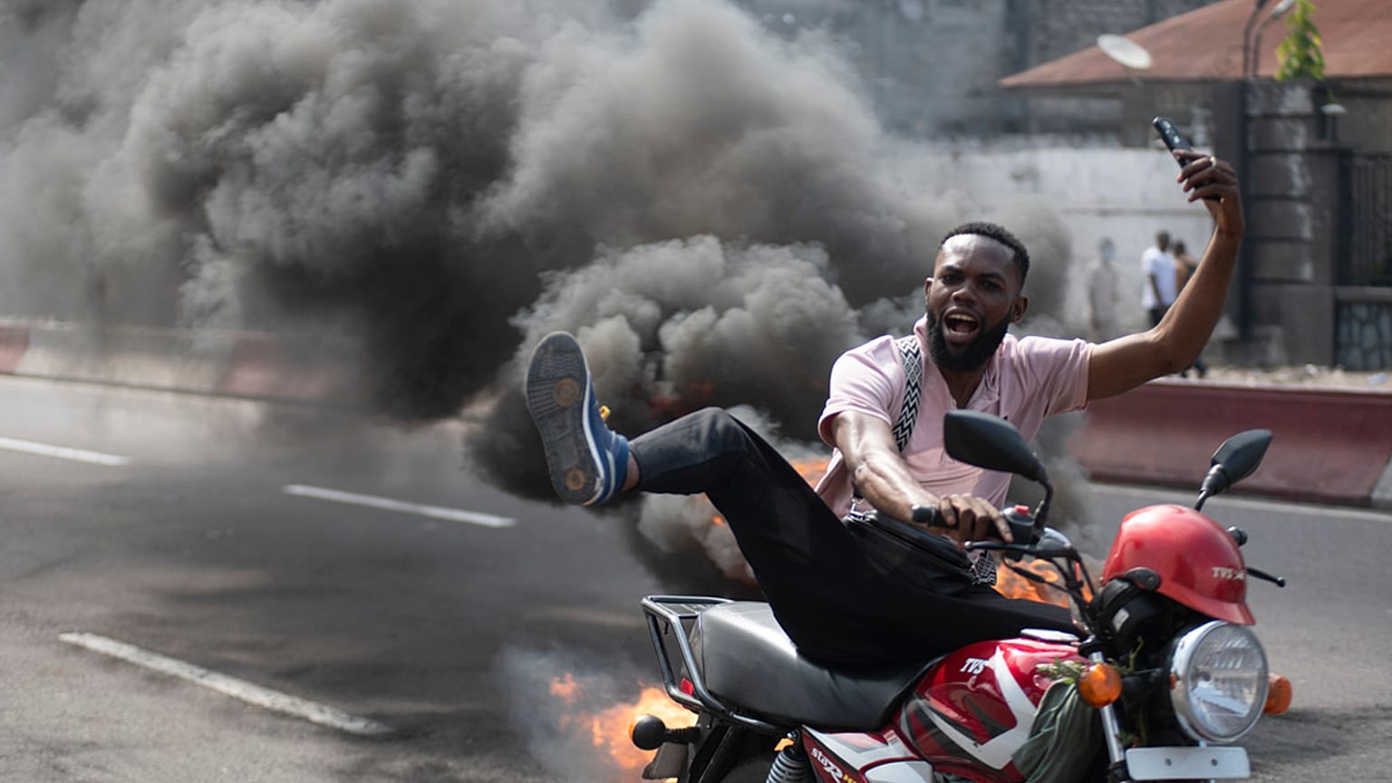 Des manifestants protestent contre l'avancée des rebelles M23 soutenus par le Rwanda à Kinshasa, en République démocratique du Congo, le 28.01.2025