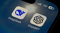 Los iconos de las aplicaciones DeepSeek y ChatGPT aparecen en la pantalla de un smartphone en Pekín, el martes 28 de enero de 2025.