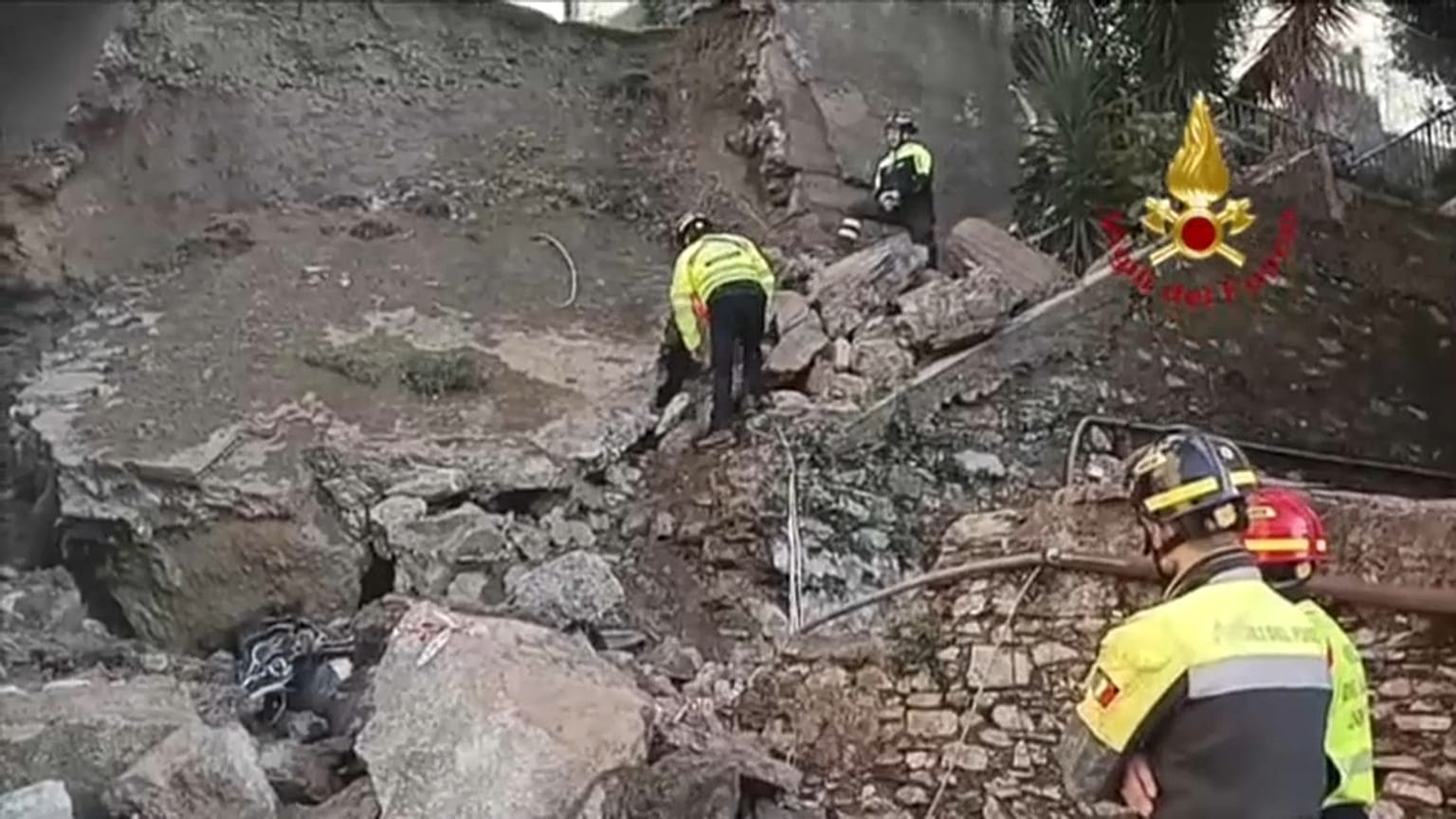 İtalyan itfaiyeciler İtalya'nın Cenova kentinde yıkılan bir duvarın enkazında arama yapıyor.