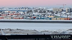 Самолет с Дональдом Трампом-младшим приземляется в Нууке, Гренландия, вторник, 7 января 2025 года.