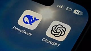 برنامه‌ «دیپ‌سیک» و «چت جی‌پی‌تی» بر روی صفحه نمایش تلفن هوشمند