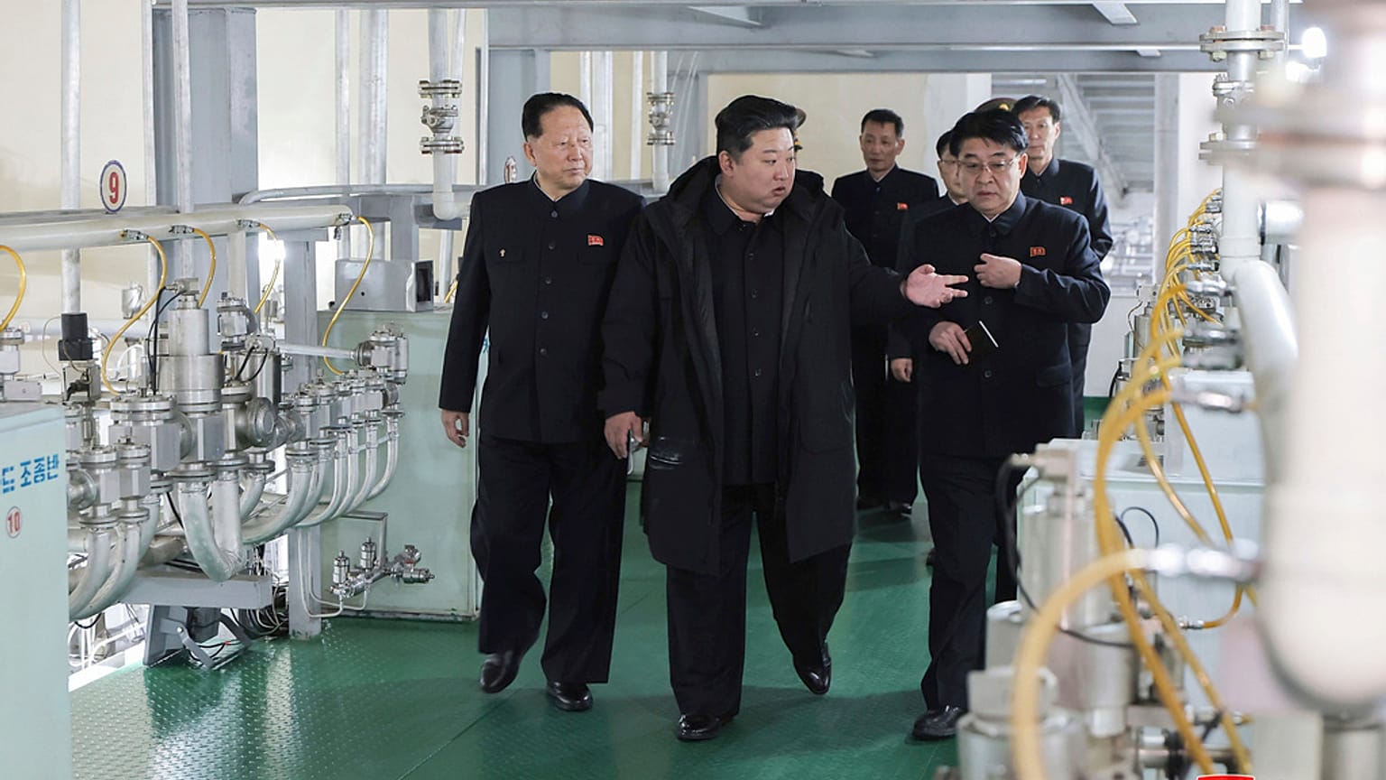 Nesta fotografia sem data fornecida quarta-feira, 29 de janeiro de 2025, pelo governo norte-coreano, Kim Jong Un, segundo à direita, inspecciona uma instalação que produz material nuclear