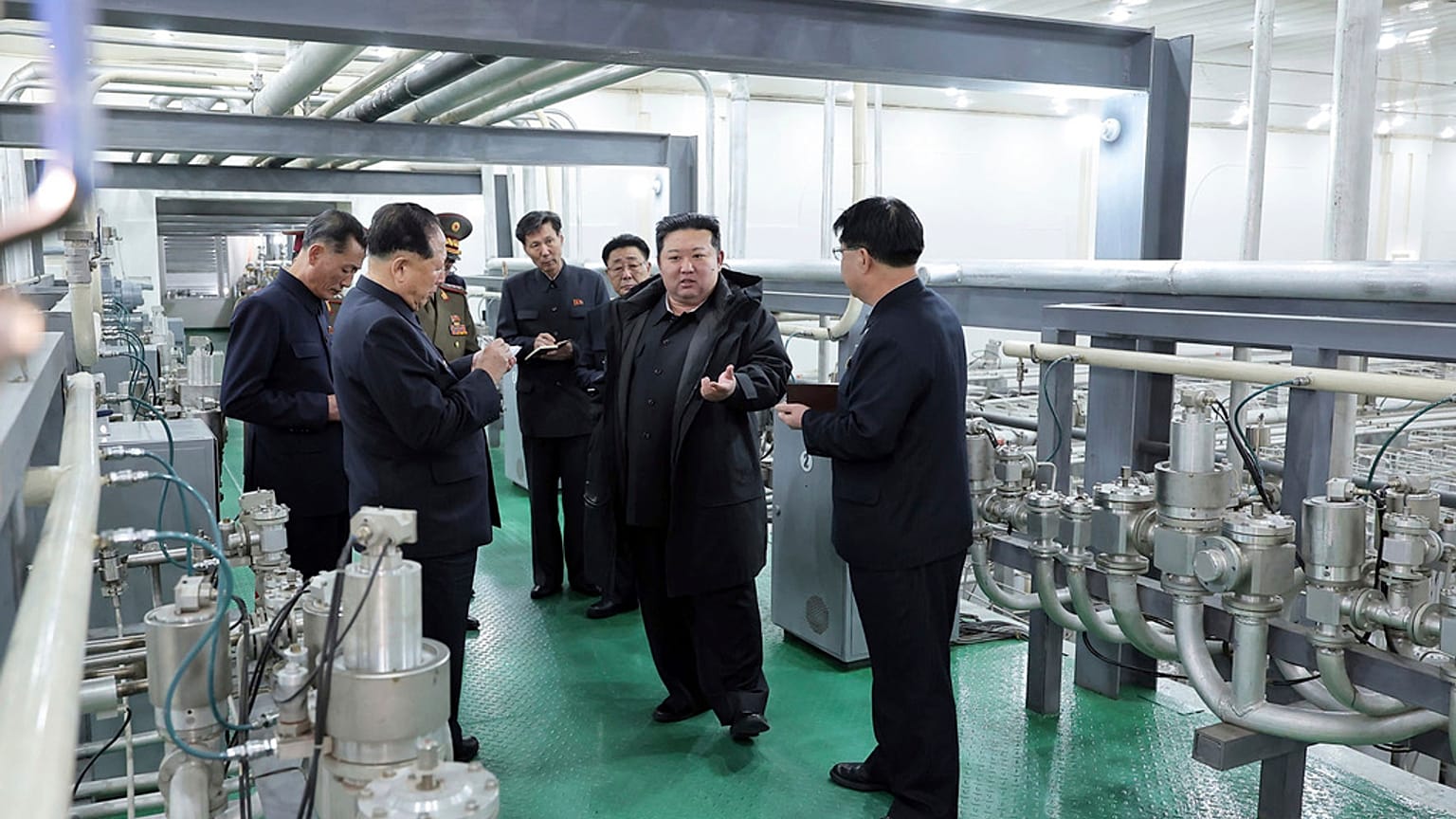 Sur cette photo fournie le 29 janvier 2025 par le gouvernement nord-coréen, Kim Jong Un, inspecte une installation produisant du matériel nucléaire dans un lieu non divulgué