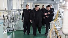 Nesta fotografia sem data fornecida quarta-feira, 29 de janeiro de 2025, pelo governo norte-coreano, Kim Jong Un, segundo à direita, inspecciona uma instalação que produz material nuclear
