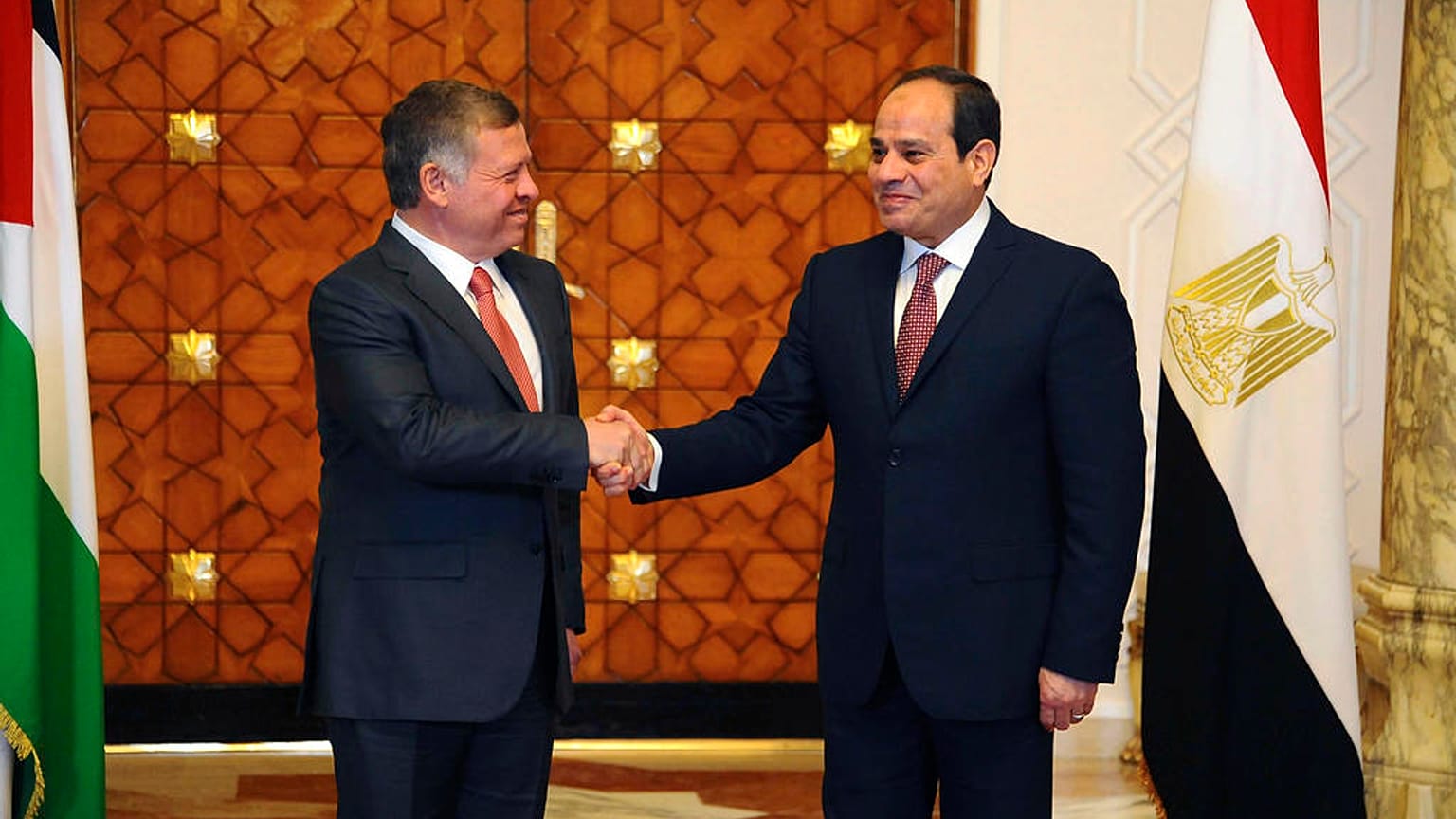 الرئيس المصري عبد الفتاح السيسي يصافح العاهل الأردني الملك عبد الله الثاني في العاصمة المصرية القاهرة، مصر، الثلاثاء، 21 فبراير، 2017
