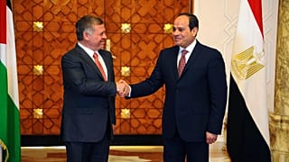 الرئيس المصري عبد الفتاح السيسي يصافح العاهل الأردني الملك عبد الله الثاني في العاصمة المصرية القاهرة، مصر، الثلاثاء، 21 فبراير، 2017