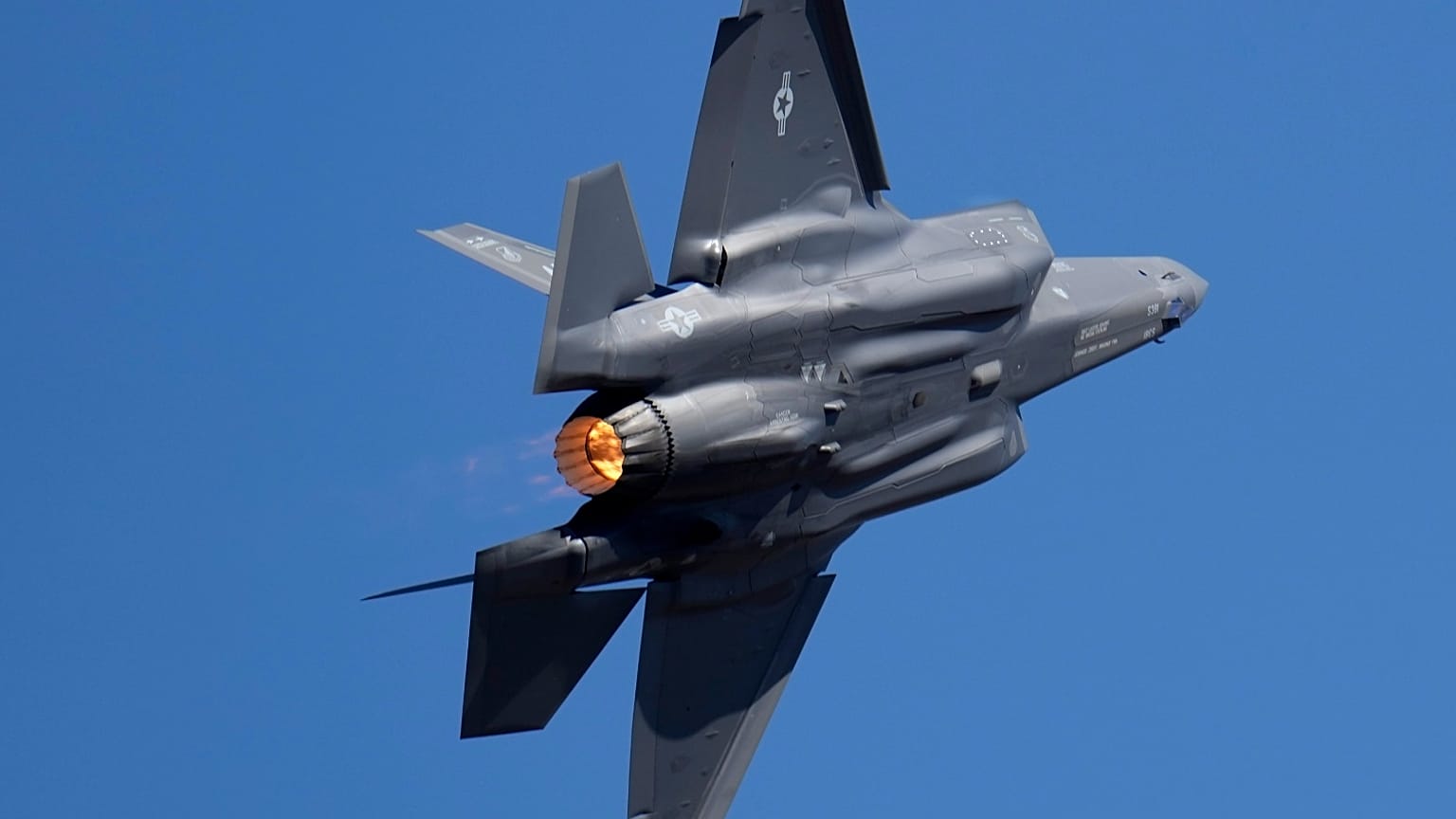 طائرة مقاتلة من طراز F-35 تابعة للقوات الجوية الأمريكية تقدم عرضًا في اليوم الرابع من معرض Aero India 2023 في قاعدة يلاهانكا الجوية في بنغالورو بالهند،