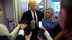 Trump és Leavitt az Air Force One fedélzetén