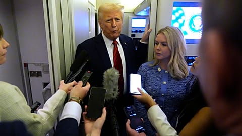 Trump és Leavitt az Air Force One fedélzetén