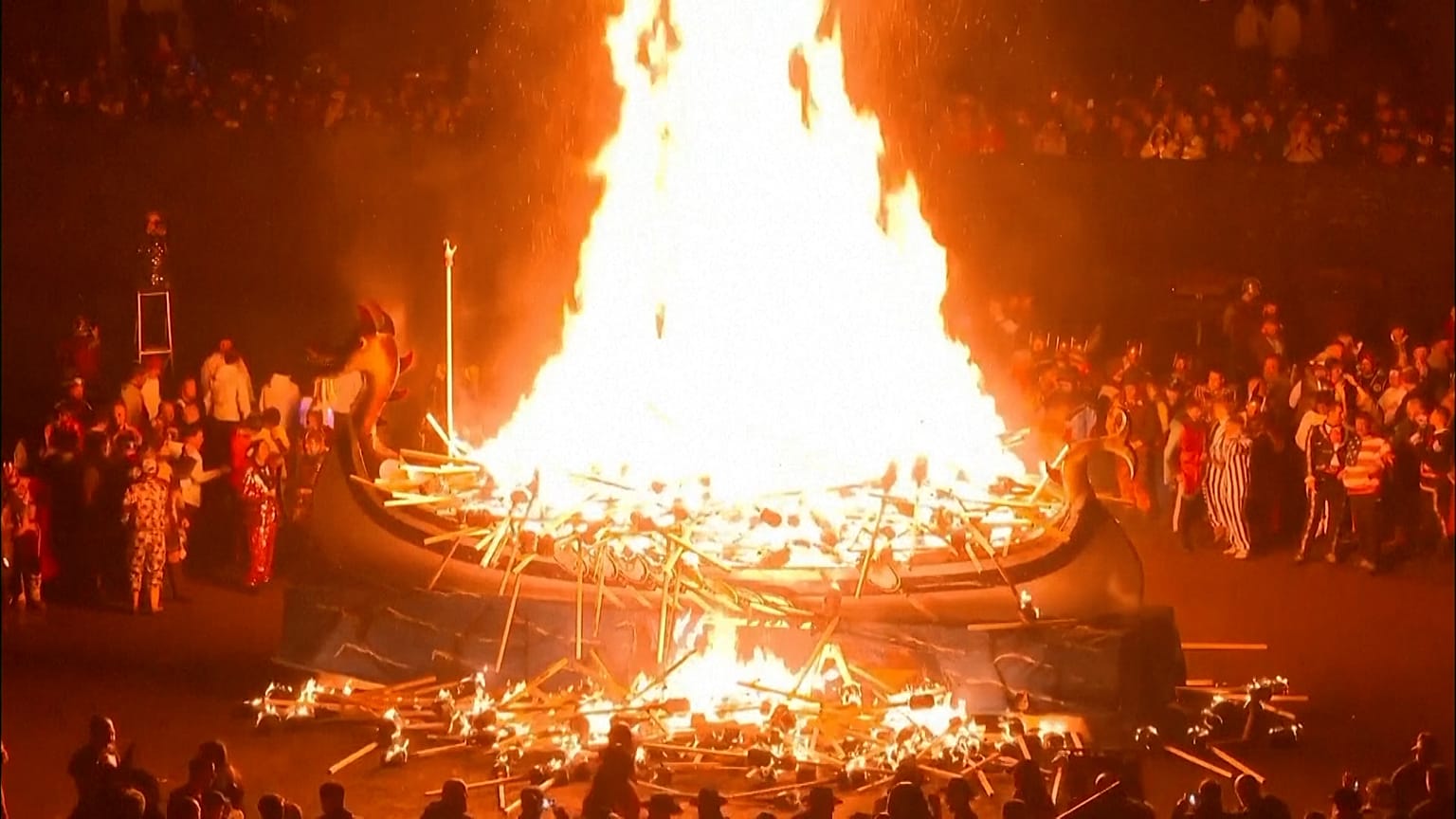 Zum Abschluss des Umzugs wird ein nachgebautes Wikingerschiff dem Feuer geopfert