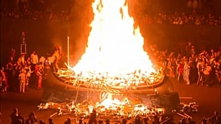 I residenti celebrano l'eredità norrena delle Shetland al festival del fuoco di Up Helly Aa