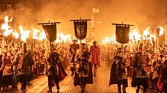Los residentes celebran la herencia nórdica de las Shetland en el festival del fuego Up Helly Aa