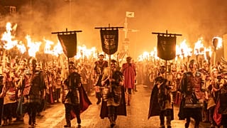 Los residentes celebran la herencia nórdica de las Shetland en el festival del fuego Up Helly Aa
