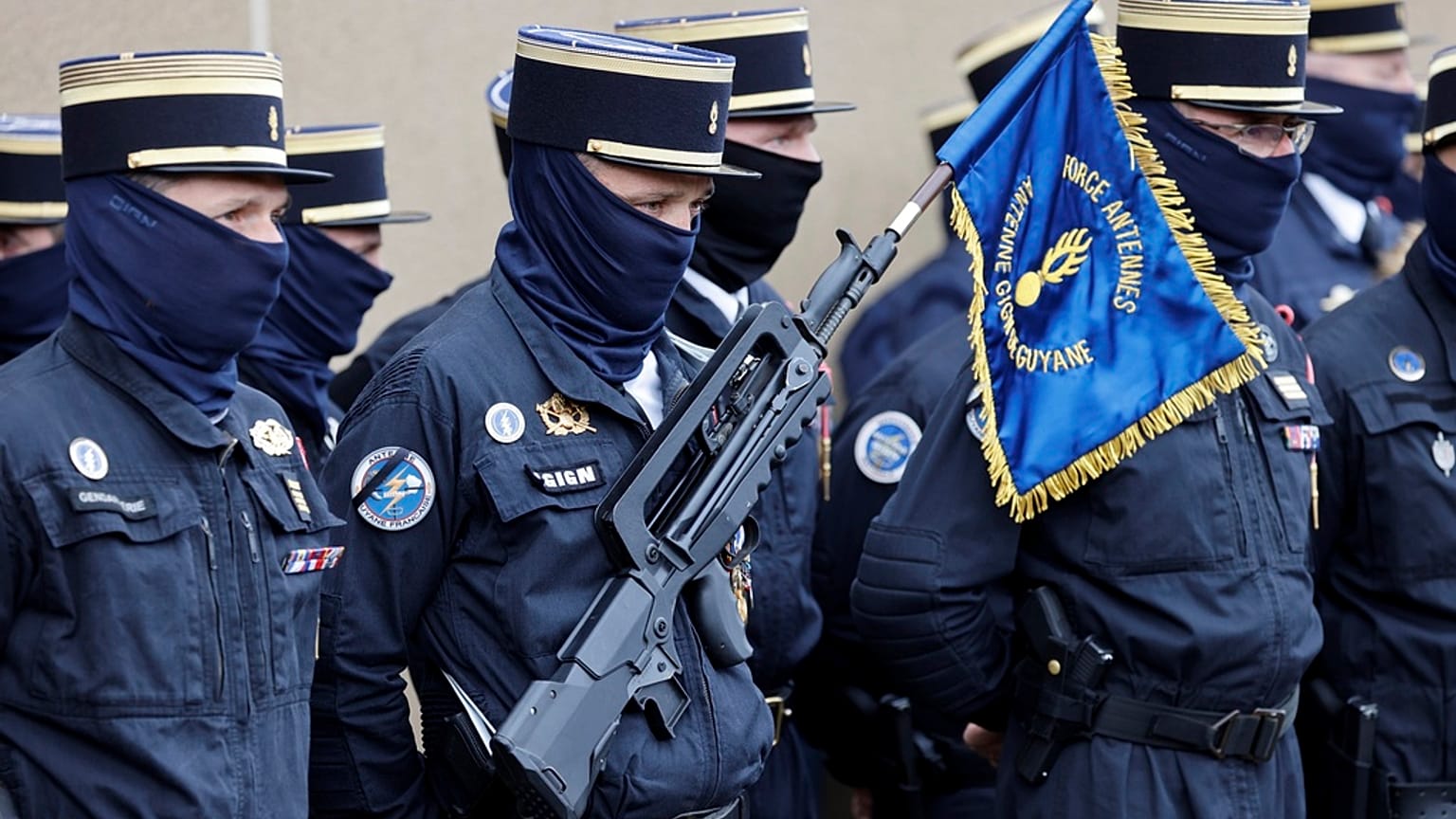 Miembros del grupo de intervención de la Gendarmería Nacional (GIGN) en una ceremonia conmemorativa.