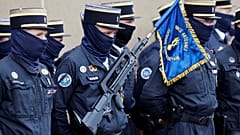Члены интервенционной группы Национальной жандармерии (GIGN) на церемонии памяти.
