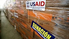 ΑΡΧΕΙΟ: USAID αποθηκεύεται σε μια αποθήκη δίπλα στη διεθνή γέφυρα Tienditas στα περίχωρα της Cucuta, Κολομβία, 19 Φεβρουαρίου 2019.