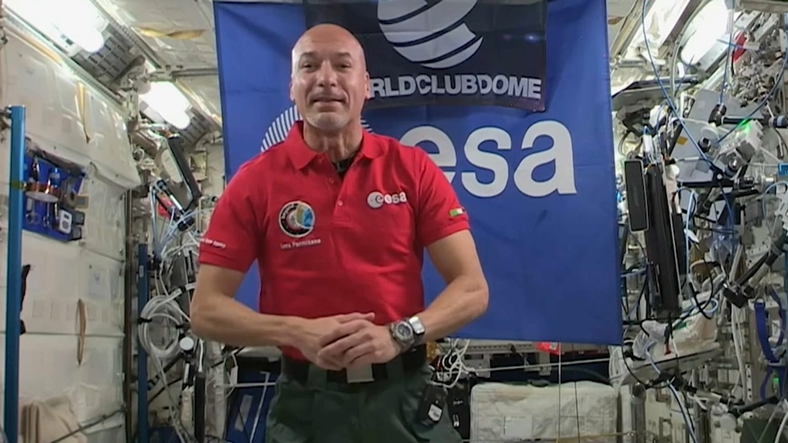 Er absolvierte zwei Weltraummissionen und sechs Weltraumspaziergänge und verbrachte insgesamt 366 Tage im All.