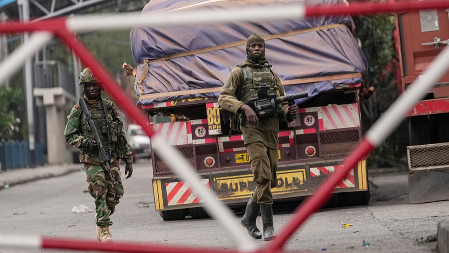 Os rebeldes do M23 patrulham o posto fronteiriço de Gisenyi, no Congo, quarta-feira, 29 de janeiro de 2025, depois de terem avançado para a capital do Congo Oriental, Goma.