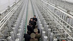Az észak-koreai kormány által közzétett felvételen Kim Dzsongun egy nukleáris anyagot gyártó bázison látható
