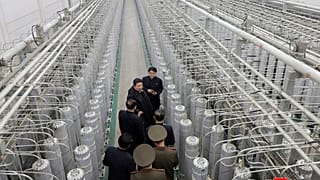 Az észak-koreai kormány által közzétett felvételen Kim Dzsongun egy nukleáris anyagot gyártó bázison látható