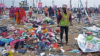 Ein Freiwilliger hilft Menschen nach einer Massenpanik während des Maha Kumbh Festivals in Prayagraj, Indien, am Mittwoch, 29. Januar 2025, bei der Suche nach ihren Wertsachen. (AP Photo/Deepak Sharma)
