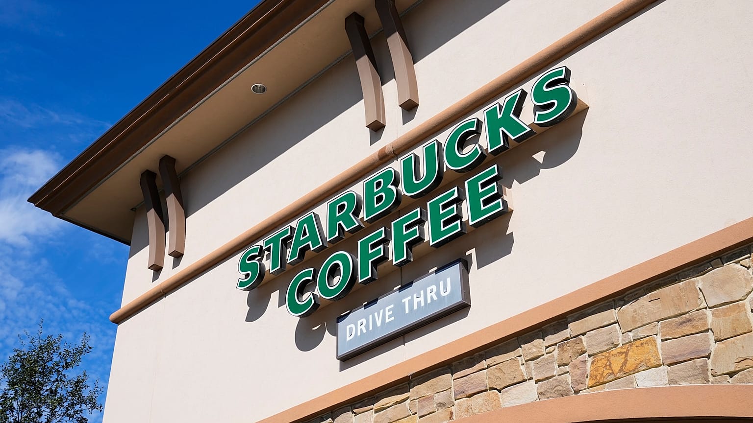 Starbucks intenta animar a los clientes a pasar por allí, no solo a pasar en coche.