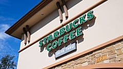 Τα Starbucks προσπαθούν να ενθαρρύνουν τους πελάτες να σταματήσουν και όχι μόνο να περάσουν από εκεί.