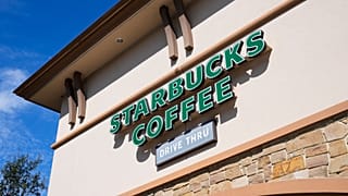 Τα Starbucks προσπαθούν να ενθαρρύνουν τους πελάτες να σταματήσουν και όχι μόνο να περάσουν από εκεί.