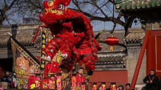 Un artista esegue una danza acrobatica del leone al Tempio Dongyue nel primo giorno del Capodanno lunare cinese a Pechino, 29 gennaio 2025