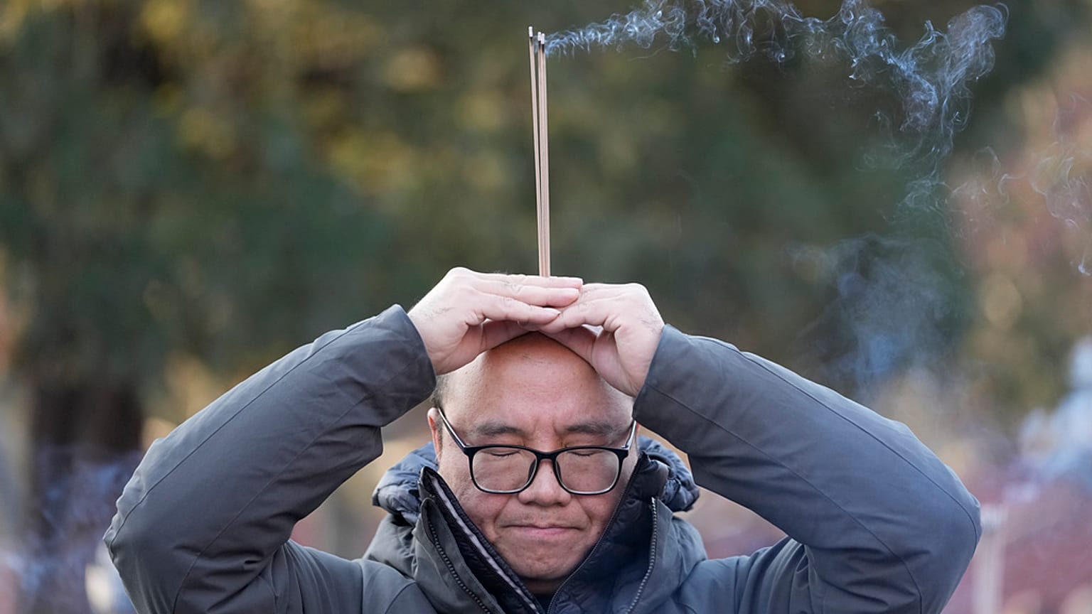 Un homme prie pour le premier jour du Nouvel An lunaire chinois au temple des Lamas à Pékin, le 29.01.2025