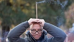 Ein Mann betet am ersten Tag des chinesischen Mondneujahrs im Lamatempel in Peking, 29.01.2025