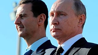 الرئيس الروسي فلاديمير بوتين والرئيس السوري بشار الأسد يراقبان القوات في قاعدة حميميم الجوية في سوريا، في 11 ديسمبر/ كانون الأول 2017.