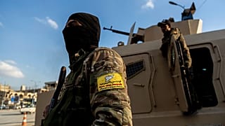 مقاتلو قوات سوريا الديمقراطية المدعومة من الولايات المتحدة يقفون حراسًا في الرقة، سوريا، في 7 فبراير 2022.