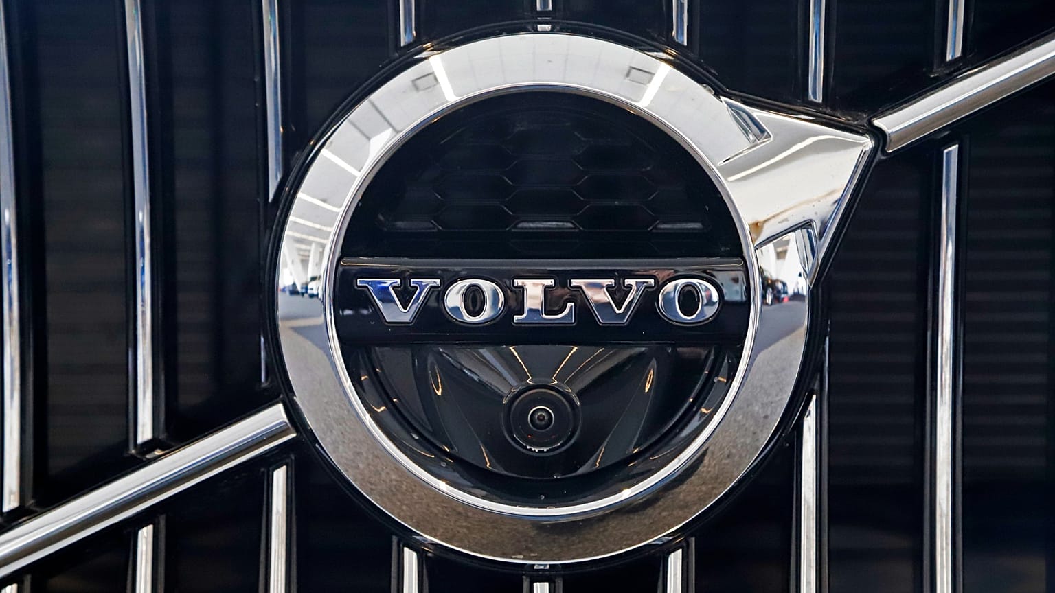 2019 Pittsburgh Uluslararası Otomobil Fuarı'nda sergilenen 2019 S90 T6 AWD Inscription otomobilin ızgarasındaki Volvo logosu, 14 Şubat 2019