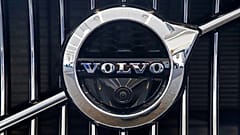 2019 Pittsburgh Uluslararası Otomobil Fuarı'nda sergilenen 2019 S90 T6 AWD Inscription otomobilin ızgarasındaki Volvo logosu, 14 Şubat 2019