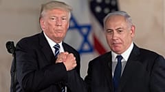 ARCHIVO - El presidente Donald Trump y el primer ministro israelí Benjamin Netanyahu se dan la mano en el Museo de Israel en Jerusalén, 23 de mayo de 2017.