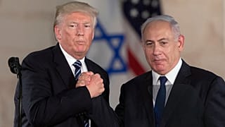 ARCHIVO - El presidente Donald Trump y el primer ministro israelí Benjamin Netanyahu se dan la mano en el Museo de Israel en Jerusalén, 23 de mayo de 2017.