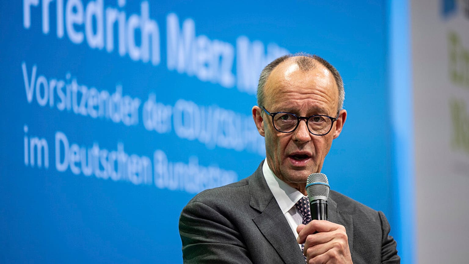 Plano migratório do líder da oposição alemã, Friedrich Merz, aprovado no parlamento