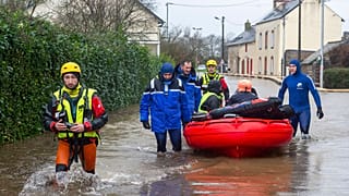 Des policiers et des secouristes évacuent des résidents alors que de graves inondations frappent l'ouest de la France lors de la tempête Ivo, mercredi 29 janvier 2014 à Redon,