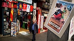Imagen de archivo de un hombre pasando por delante de una tienda de recuerdos en el centro de Madrid. 