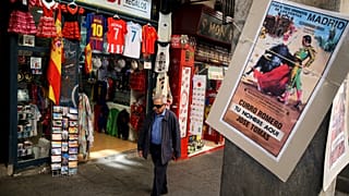 Imagen de archivo de un hombre pasando por delante de una tienda de recuerdos en el centro de Madrid.