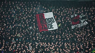 Os adeptos do Feyenoord aplaudem a sua equipa.
