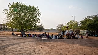 Güney Sudan'da bir grup insan dışarıda bekliyor, 17 Ocak 2025