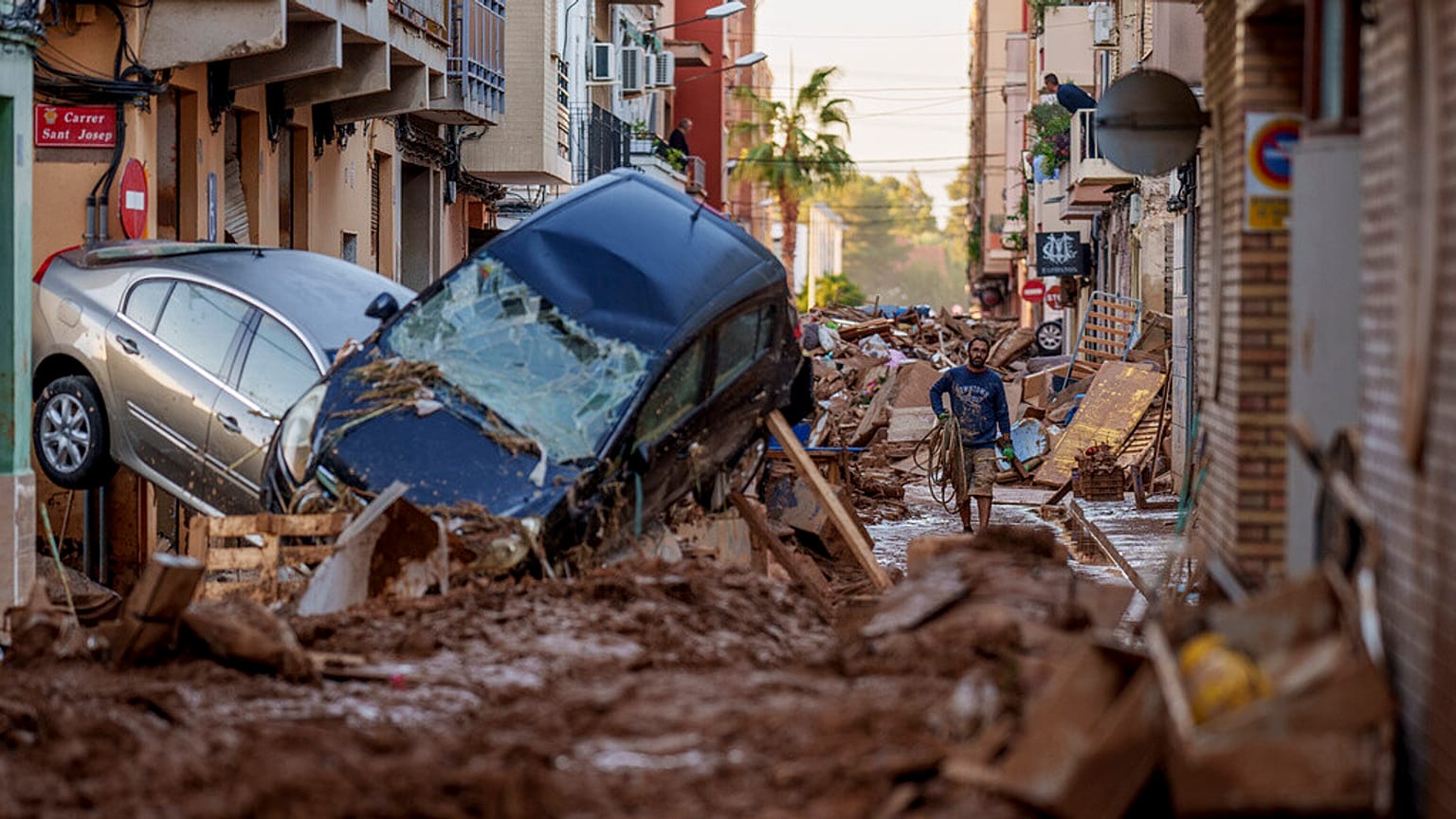 DOSYA: İspanya'nın Valensiya kentinde selden etkilenen bir caddede yürüyen bir adam, 2 Kasım 2024.