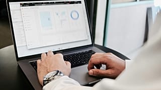 Un programmeur informatique au travail, l'un des emplois dont la demande est susceptible d'augmenter.
