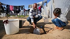 Palesztin menekültek a Muwasi-menekülttáborban 